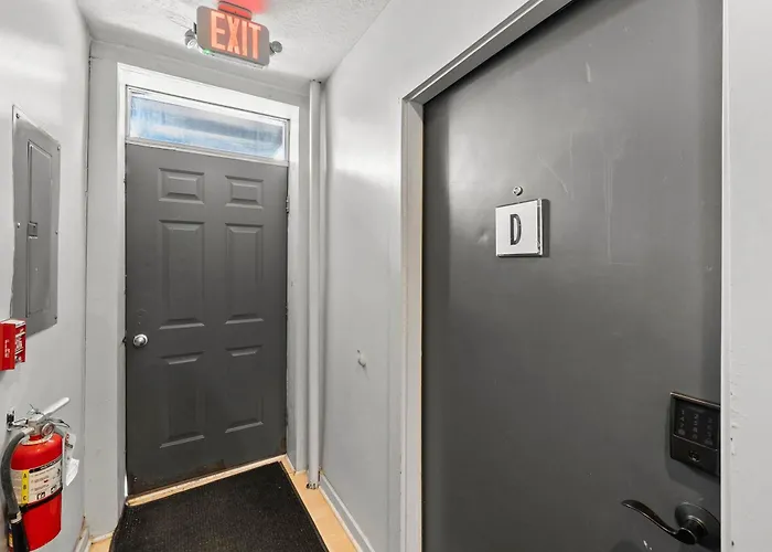 Short North Lounge - For 2