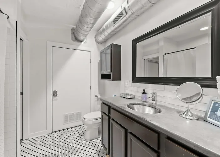 Short North Lounge - For 2 Columbus